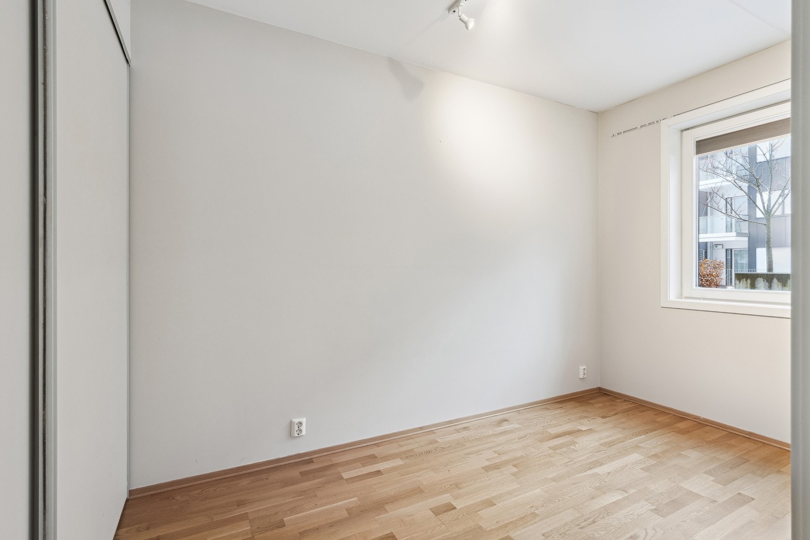 Det er to skyvedører inn til soverommet. Her er det også en stor skyvedørsgarderobe Galleribilde