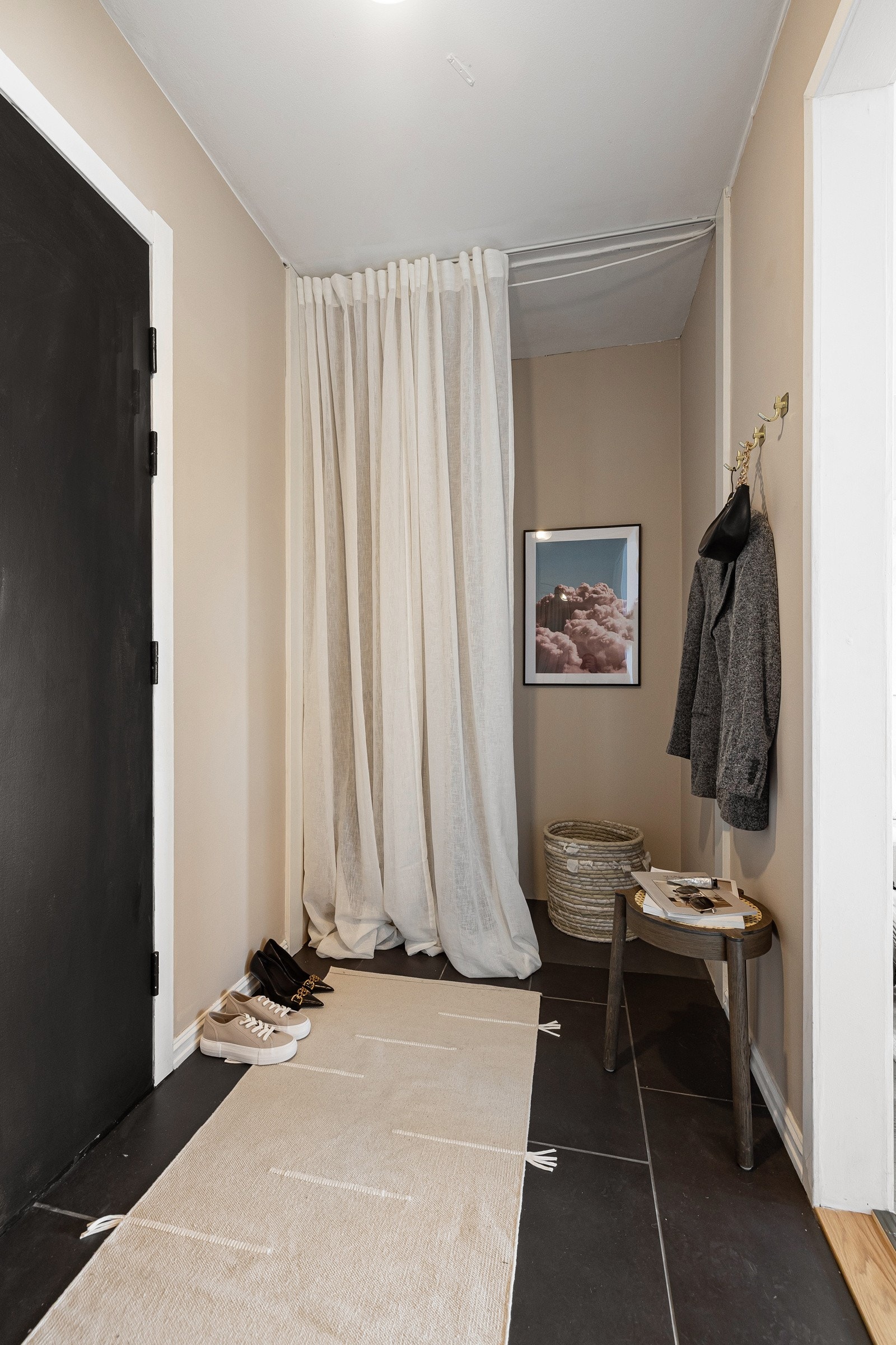 Velkommen inn! Inngangspartiet gir gode muligheter til å henge fra seg yttertøy og sko. Galleribilde