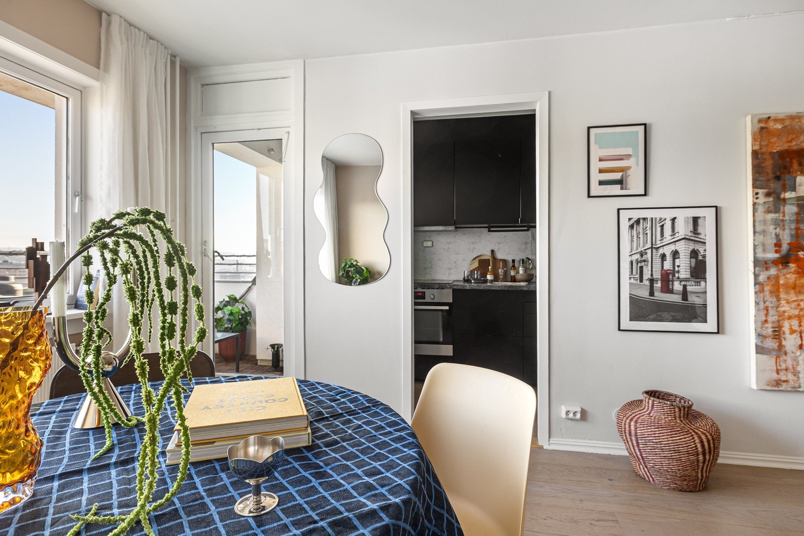 Fra stuen har du tilgang til en romslig balkong på 6 m², som på sommerstid blir en naturlig forlengelse av stuen. Galleribilde