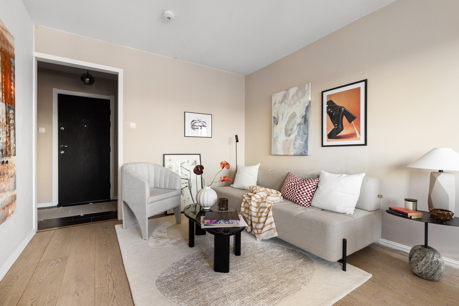 Stuen er et sosialt og lyst allrom med store vindusflater som slipper inn rikelig med sollys. Galleribilde