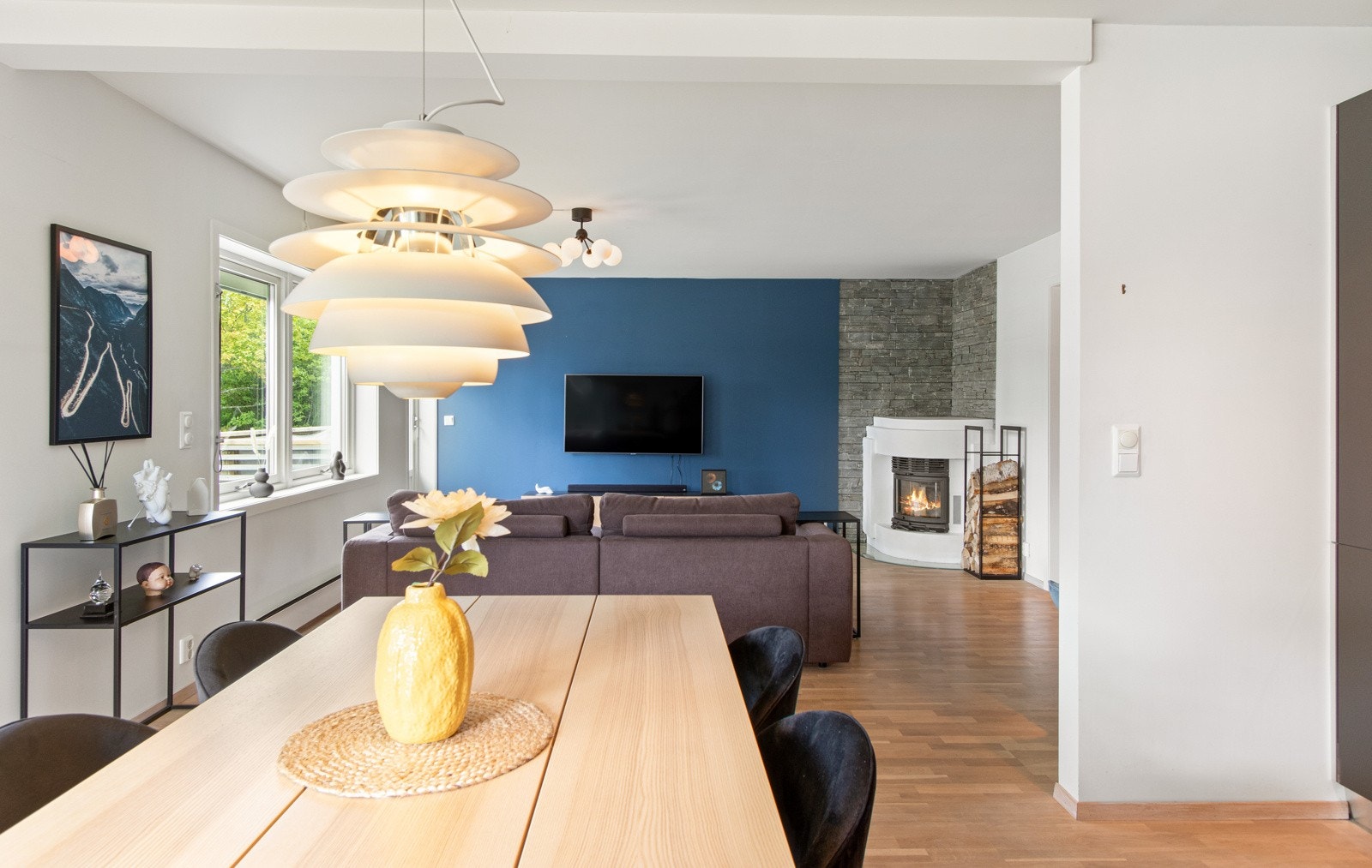 Rommet har god plass til spisebord og ligger i åpen løsning til stuen. Galleribilde