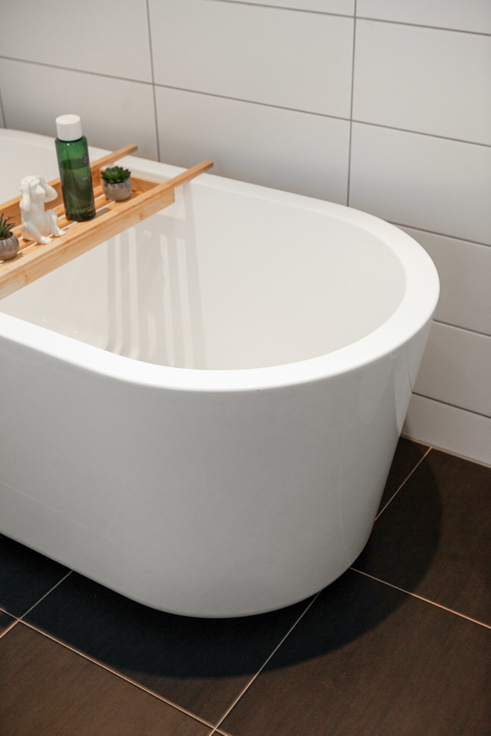 I senere tid er det lagt opp til vaskemaskin i kjellerbod slik at det ble frigjort plass på baderommet hvor det samtidig ble satt inn badekar. Galleribilde