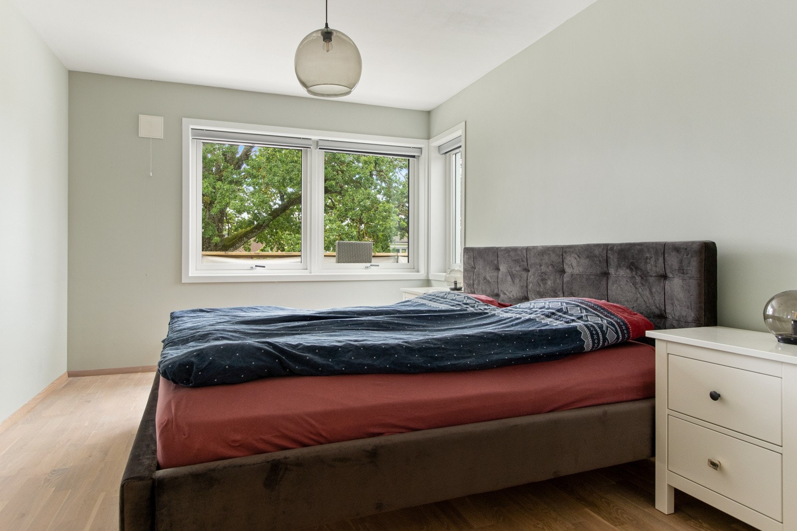 Soverom med god plass til dobbeltseng. Galleribilde