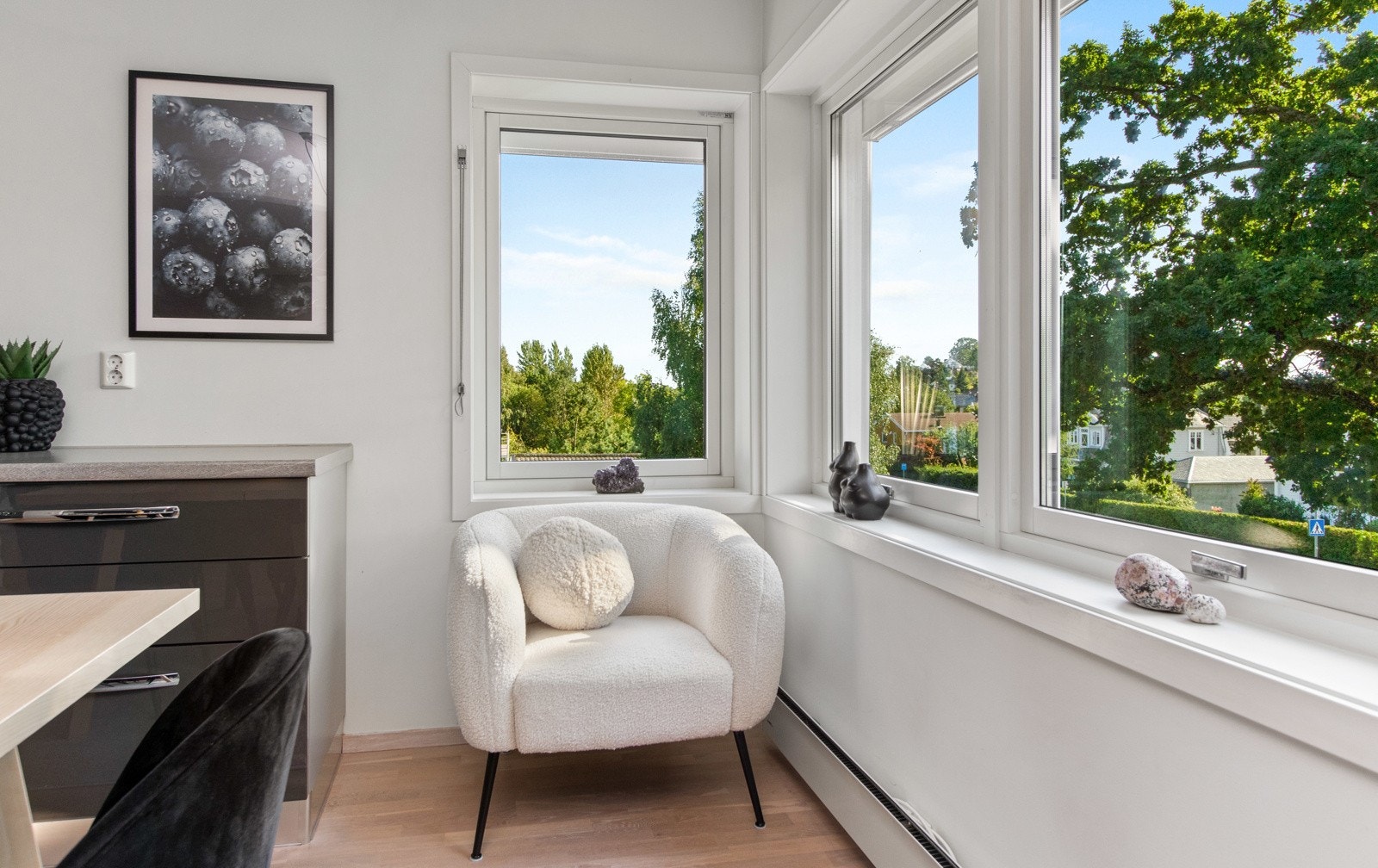 Det er spotter i himling og vinduer på to sider som gir gode lysforhold. Galleribilde