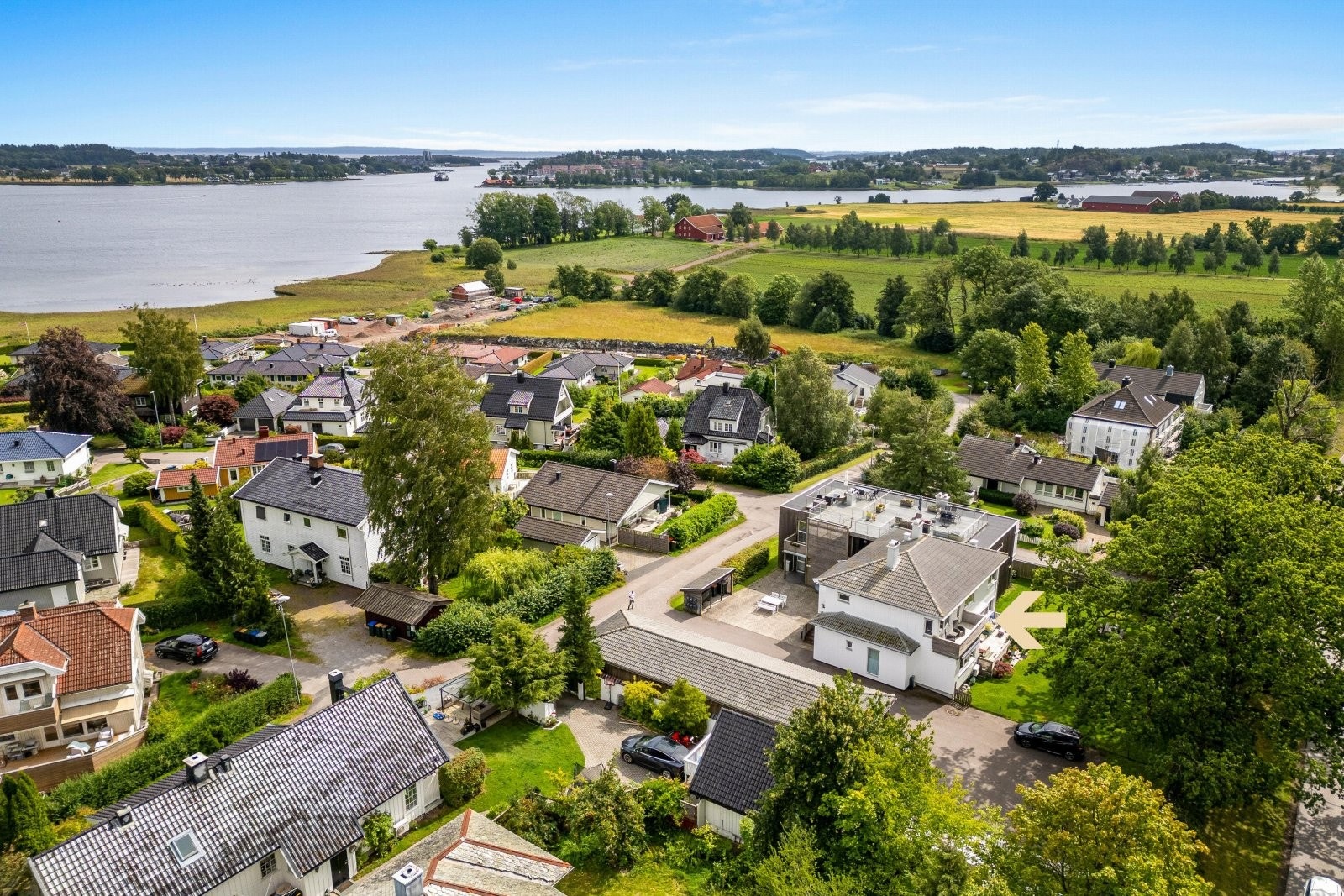 Eiendommen ligger i et barnevennlig og etablert boligområde på Teie ca. 2 km fra Tønsberg sentrum. Galleribilde