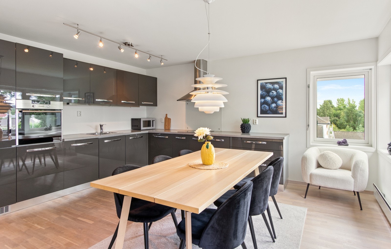 Kjøkkenet har stilren innredning fra Italian Design. Galleribilde