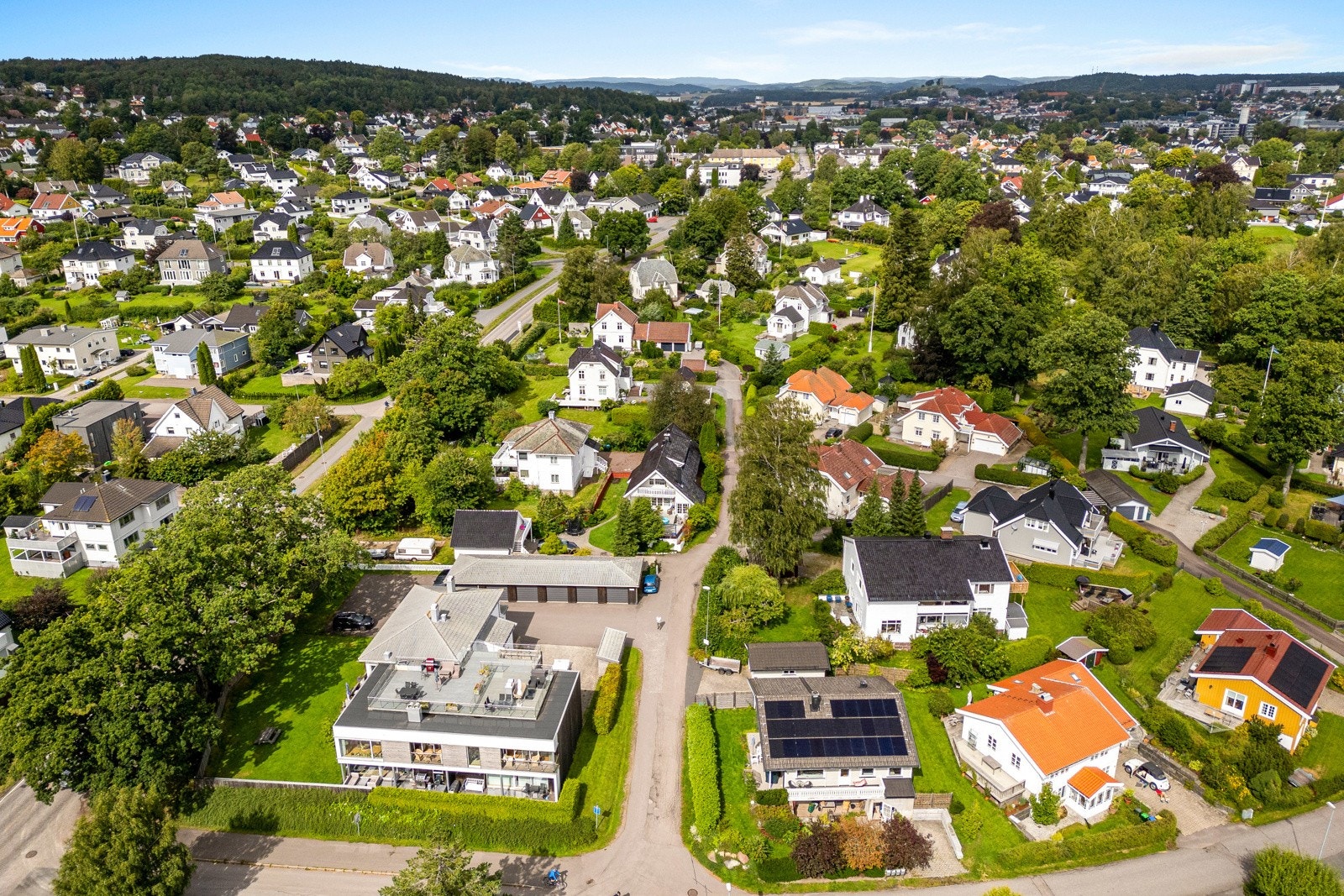 Dagligvarehandelen kan blant annet gjøres på Meny, Rema 1000 og Coop Extra. Ønsker du ytterligere servicetilbud har Teie torv et variert utvalg. Galleribilde