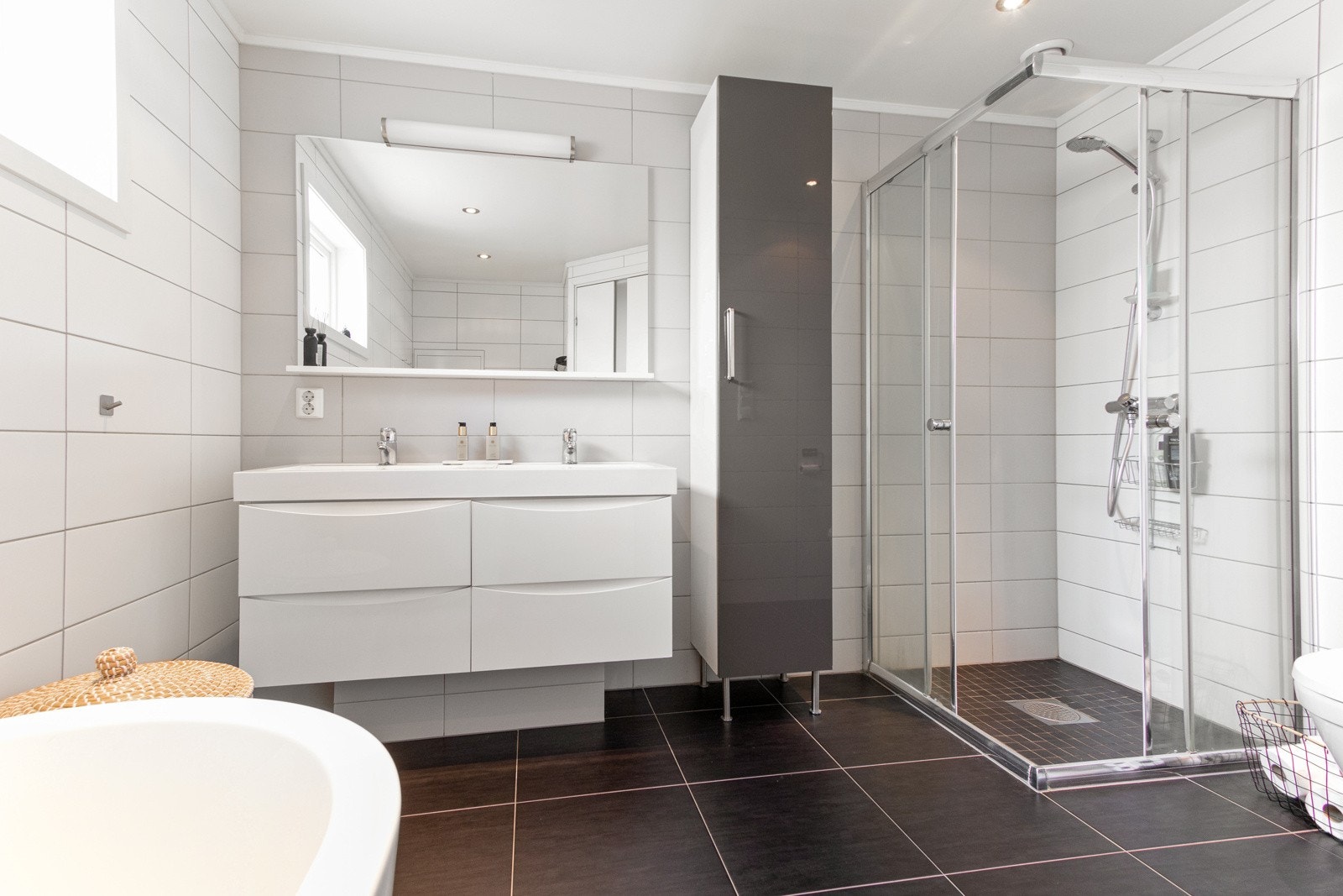 Det delikate badet er fra 2012 og har toalett, dusjhjørne med skyvedører og moderne badekar. Galleribilde