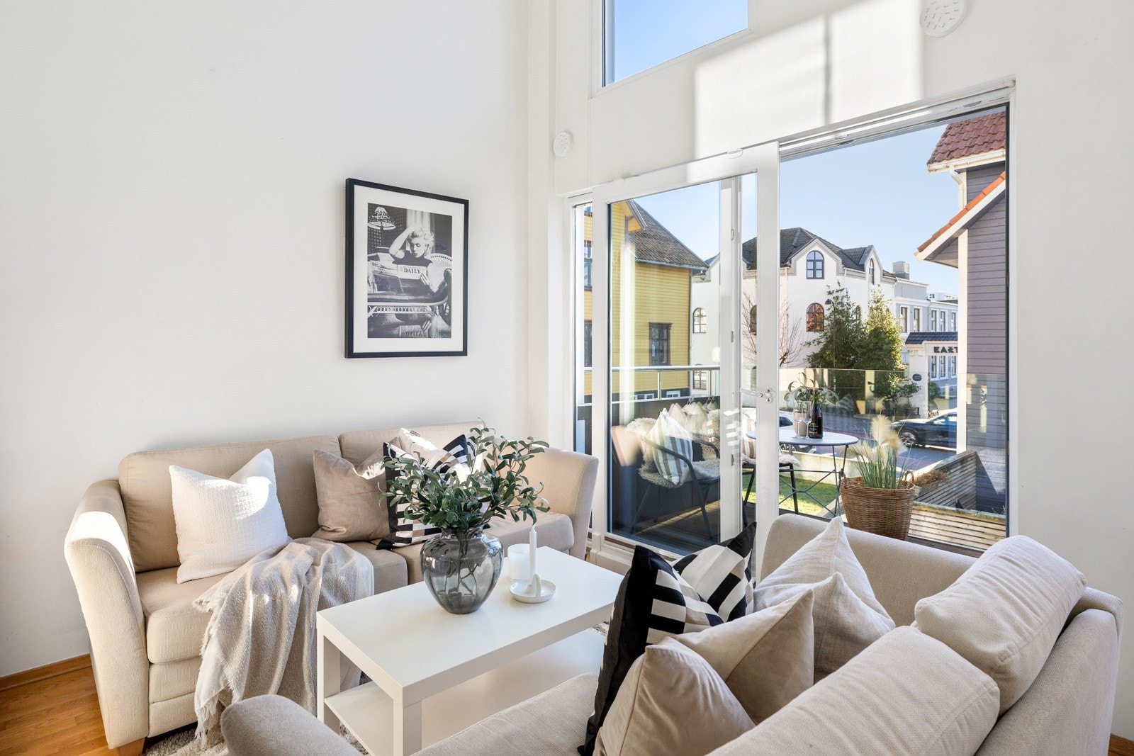 De store vindusflatene sikrer rikelig med naturlig lys noe som skaper en god romfølelse. Galleribilde