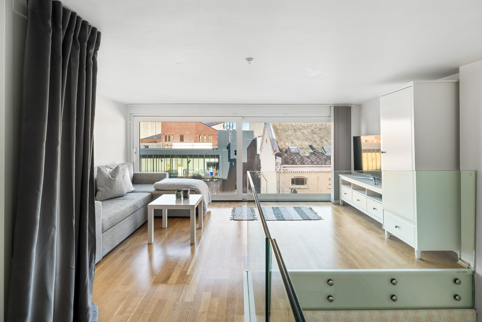 Stuen på hems med masse lysinslipp. Galleribilde