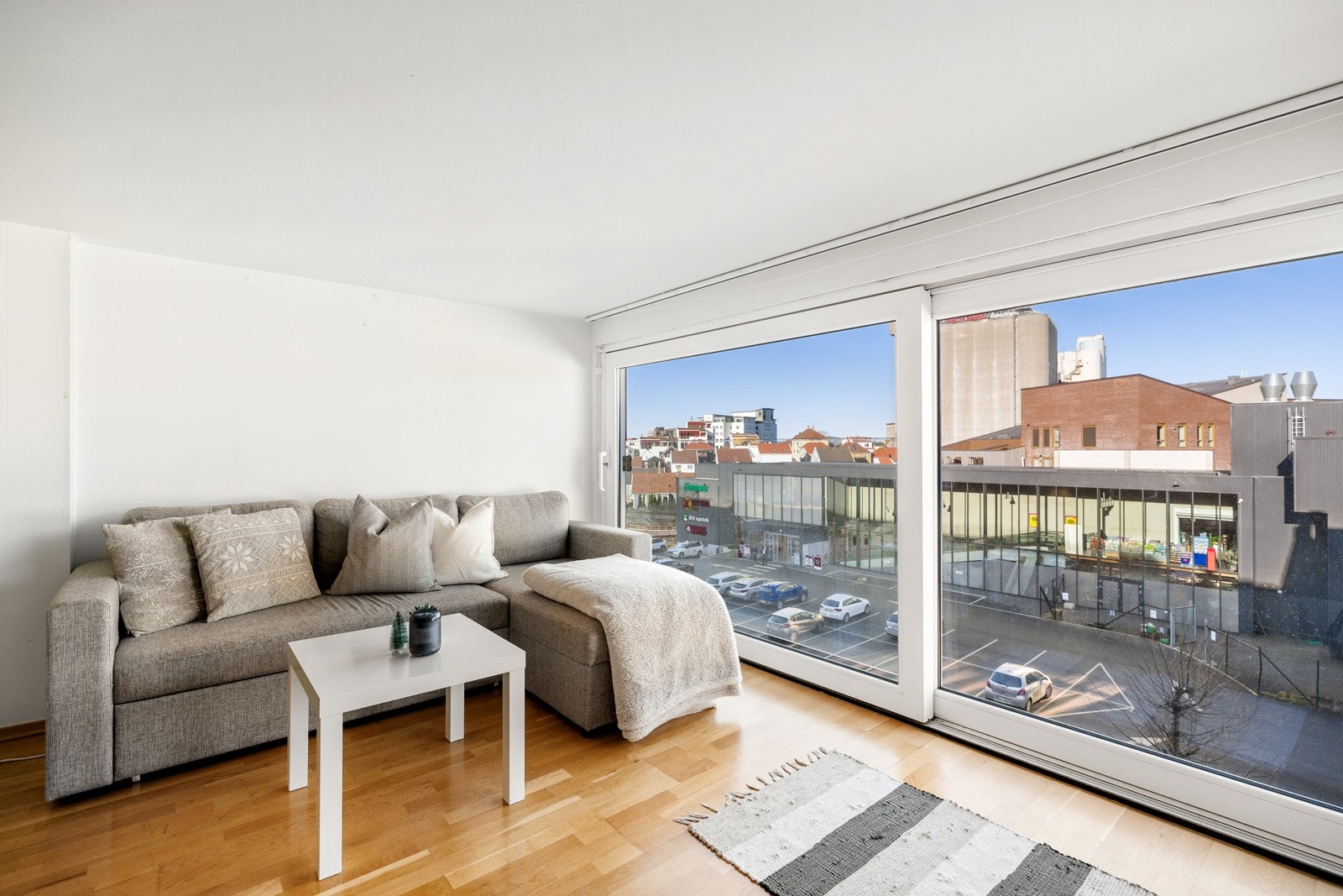 Det er god plass til ønsket sofa, sofabord, tv-benk og annet passende møblement. Galleribilde