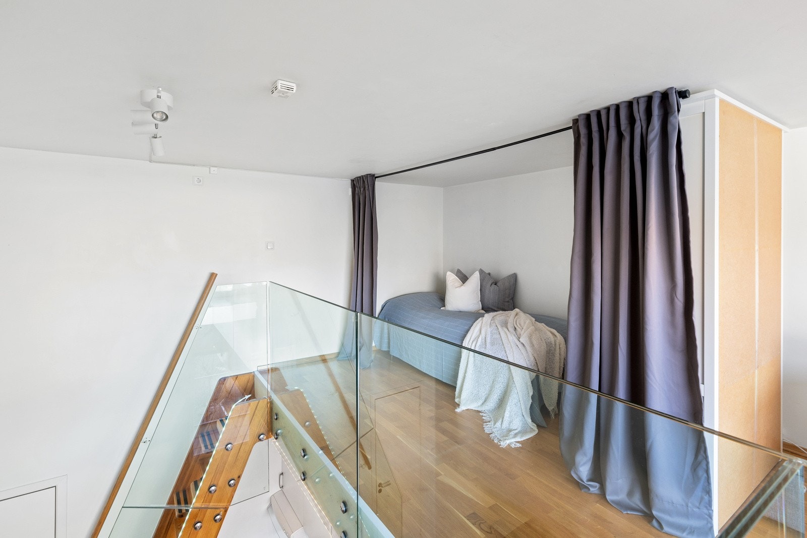 Sovealkove på hems. Galleribilde