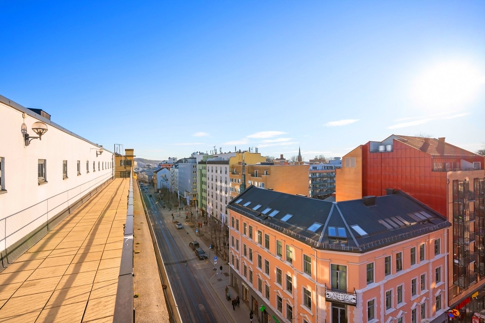 Solrik felles takterrasse med fantastisk utsikt. Her settes det ut benker og sittegruppper om sommeren til glede for beboerne. Galleribilde