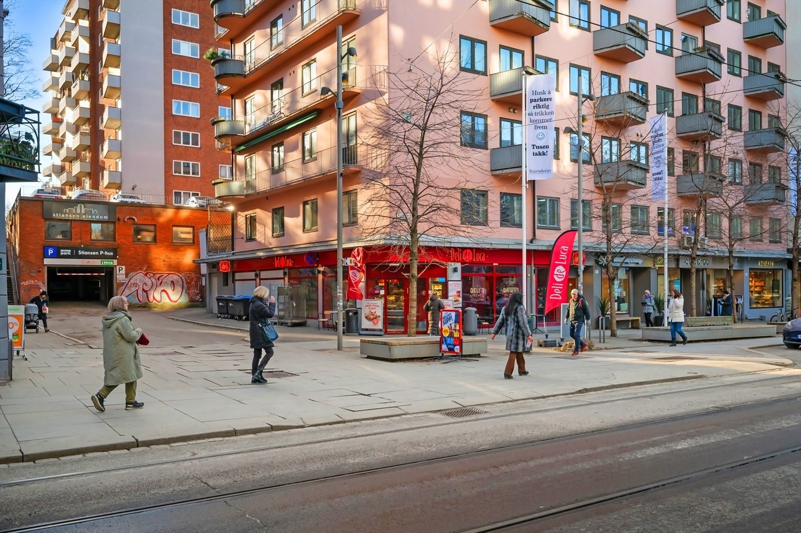 Rett utenfor døren finner du anerkjente Bogstadveien og Hegdehaugsveien med et rikt utvalg av butikker, spesialforretninger, kafeer, konditorier, restauranter og utesteder. Galleribilde
