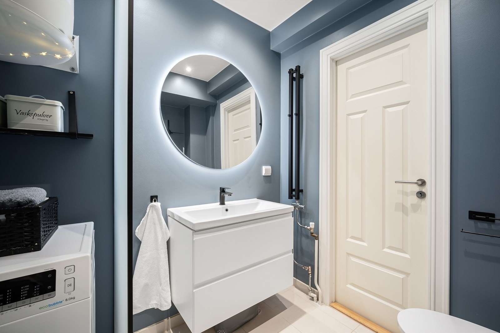 Det er opplegg for vaskemaskin på badet. Det er også fellesvaskeri i bygget med både vaskemaskin og tørketrommel, samt tørkeloft for tørking av klær. Galleribilde
