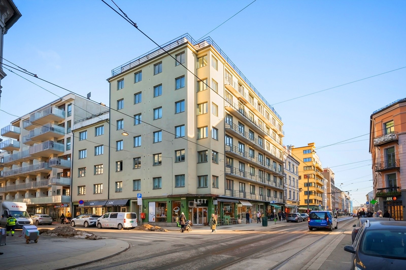 Leiligheten ligger høyt og fritt i 4.etasje i en arkitekttegnet 30-talls funkisgård (Arkitekt Victor Schaulund, 1932). SATS Yoga Majorstuen, Baker Hansen, Georg A Nilsen og Lett ligger på gateplan under leilighetsbygget. Galleribilde