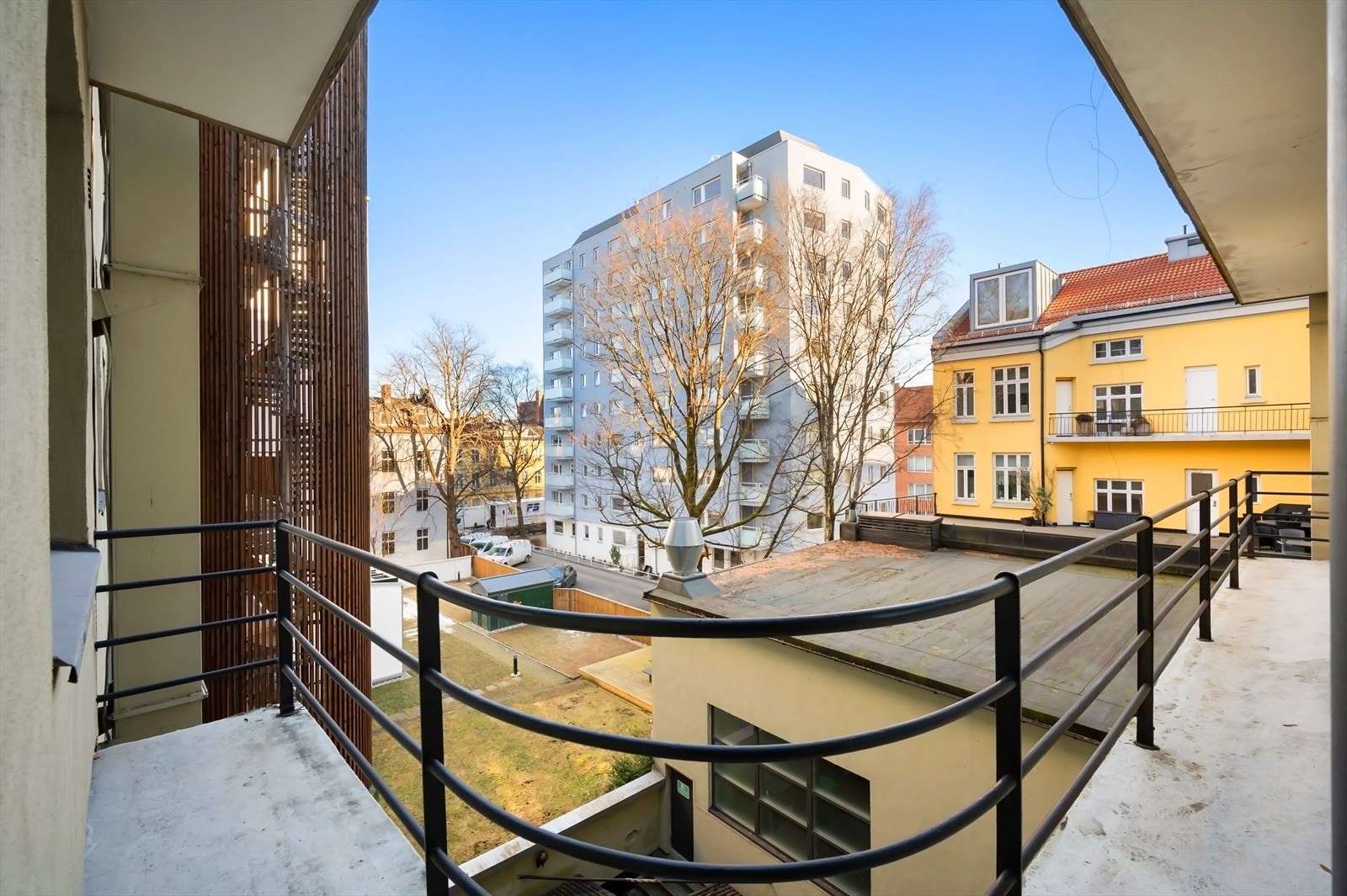Felles brannbalkong som vender ut mot bakgård. Galleribilde
