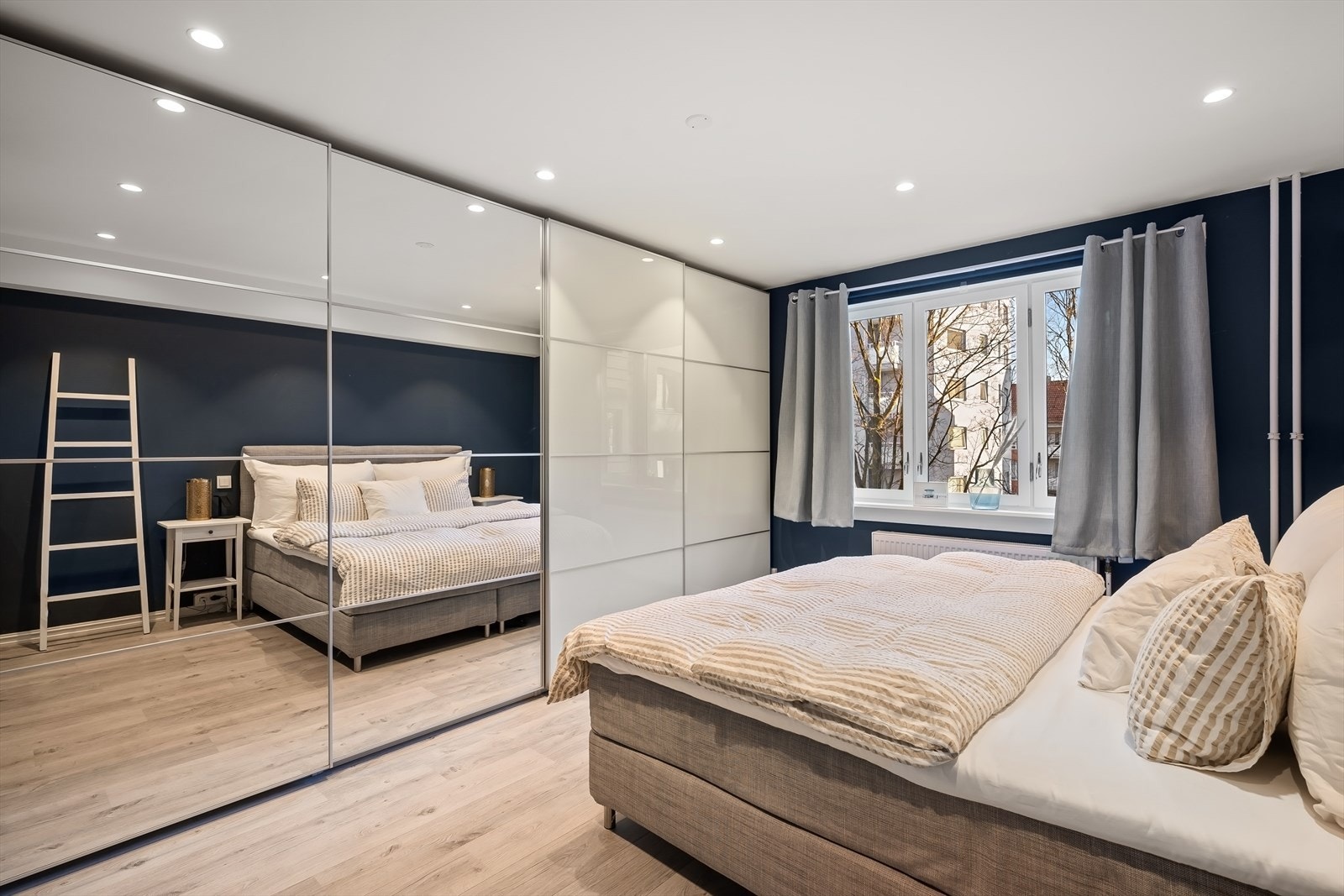 Stort hovedsoverom med god plass til dobbeltseng og øvrig møblement. Det er rikelig med garderobeplass i skyvedørsgarderobe. Galleribilde