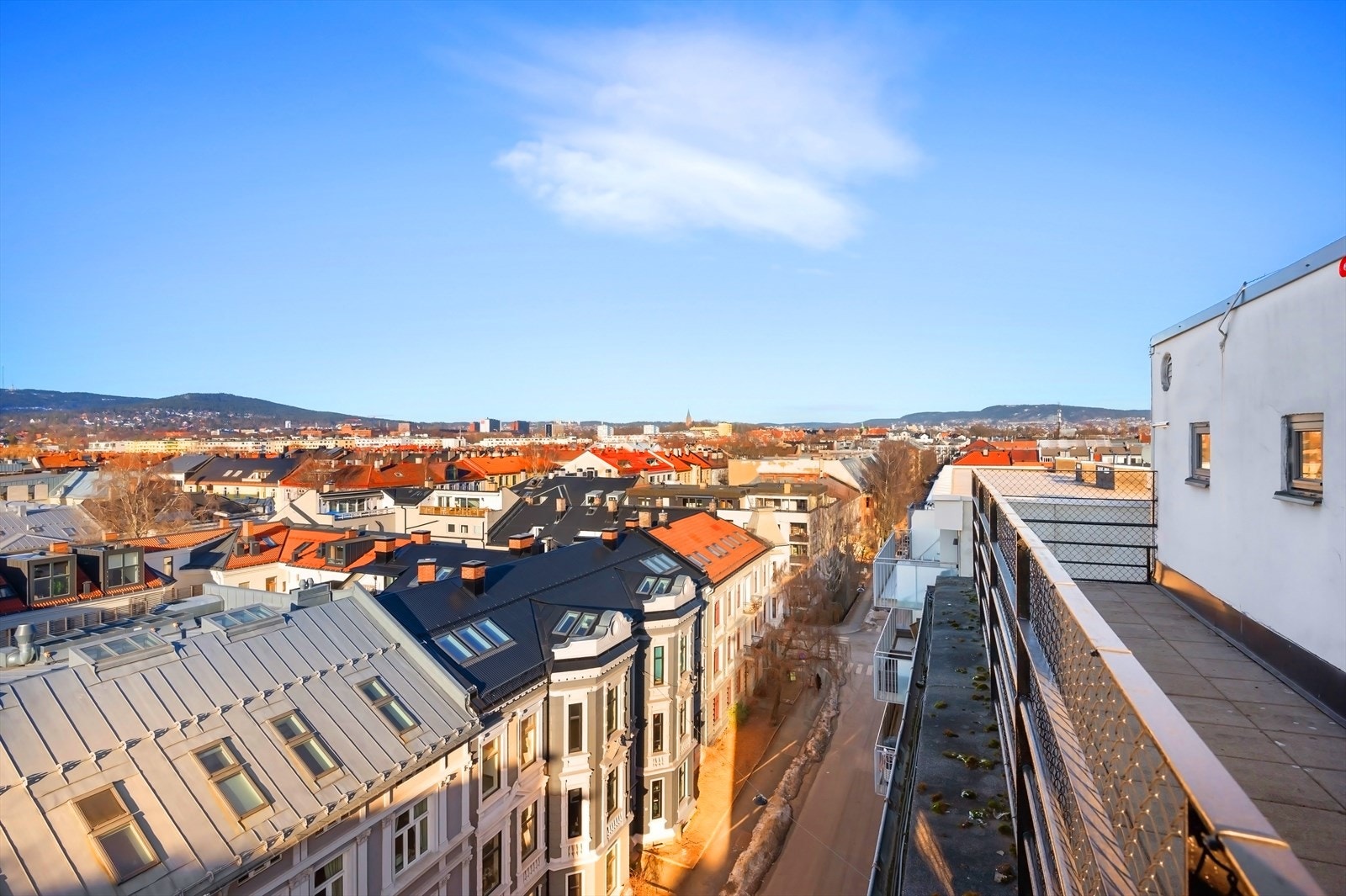 Utsikt fra takterrassen. Her har du sol hele dagen! Usjenert på byens tak. Galleribilde