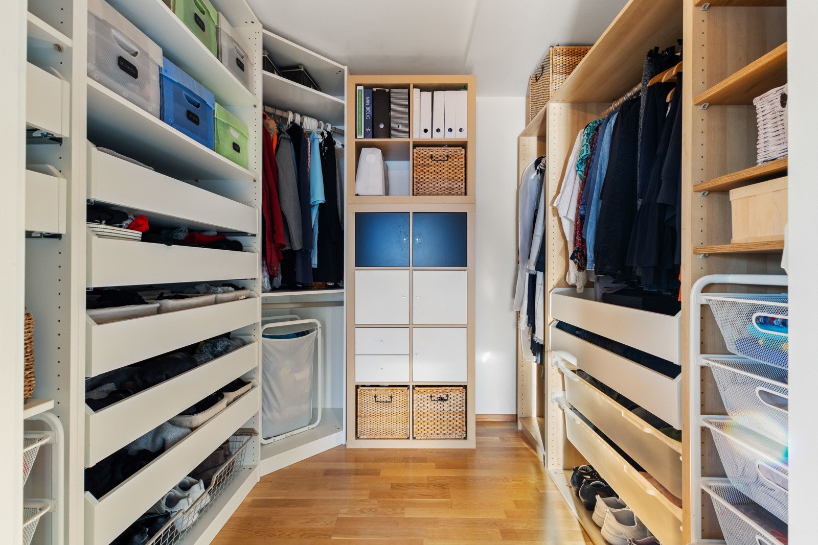 Walk-in closet/garderoberom på ca. 6 kvm Galleribilde