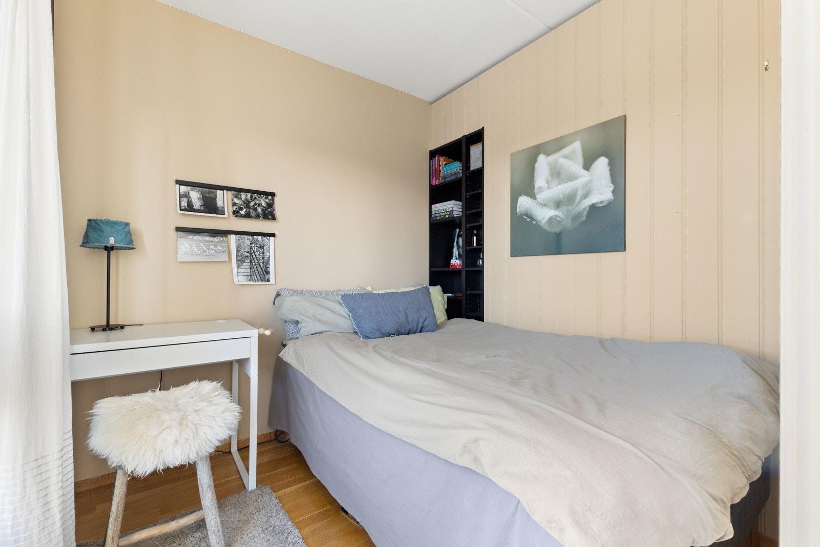 Soverom som er inndelt i soverom og walk-in closet. Kan enkelt tilbakeføres til stort soverom om ønskelig. Galleribilde