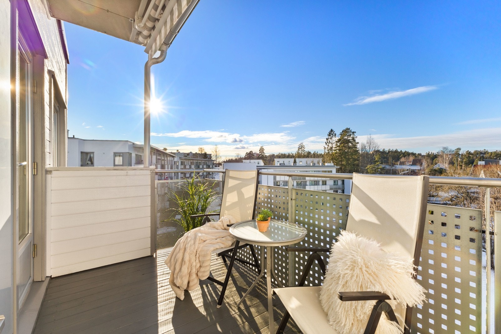 Lys og pen 2-roms topp-/endeleilighet i 4. etasje med garasje, heis og solrik balkong på 7 kvm Galleribilde