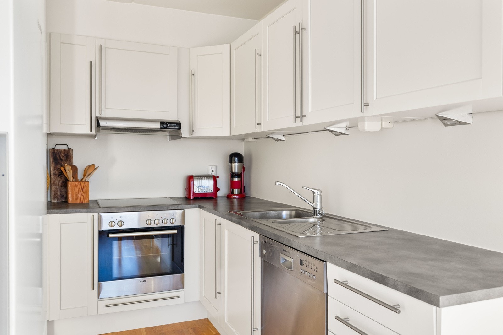 Hviteverene på kjøkkenet medfølger Galleribilde