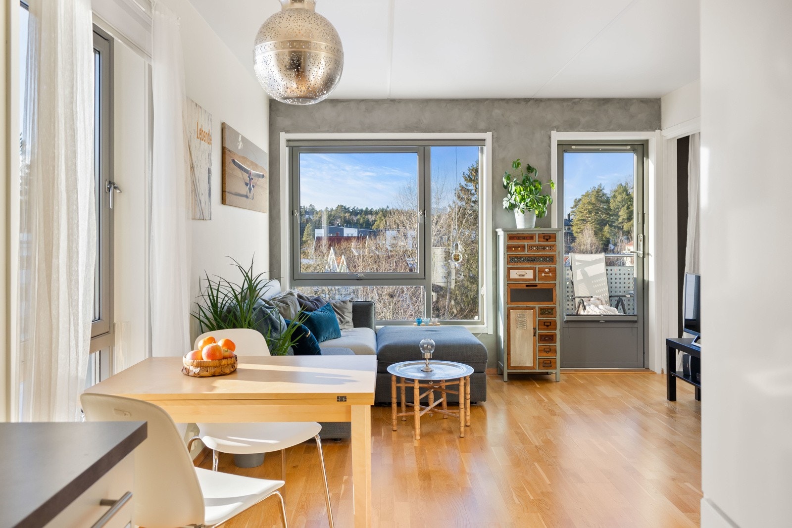 God plass til sofagruppe og spisebord i stuen Galleribilde