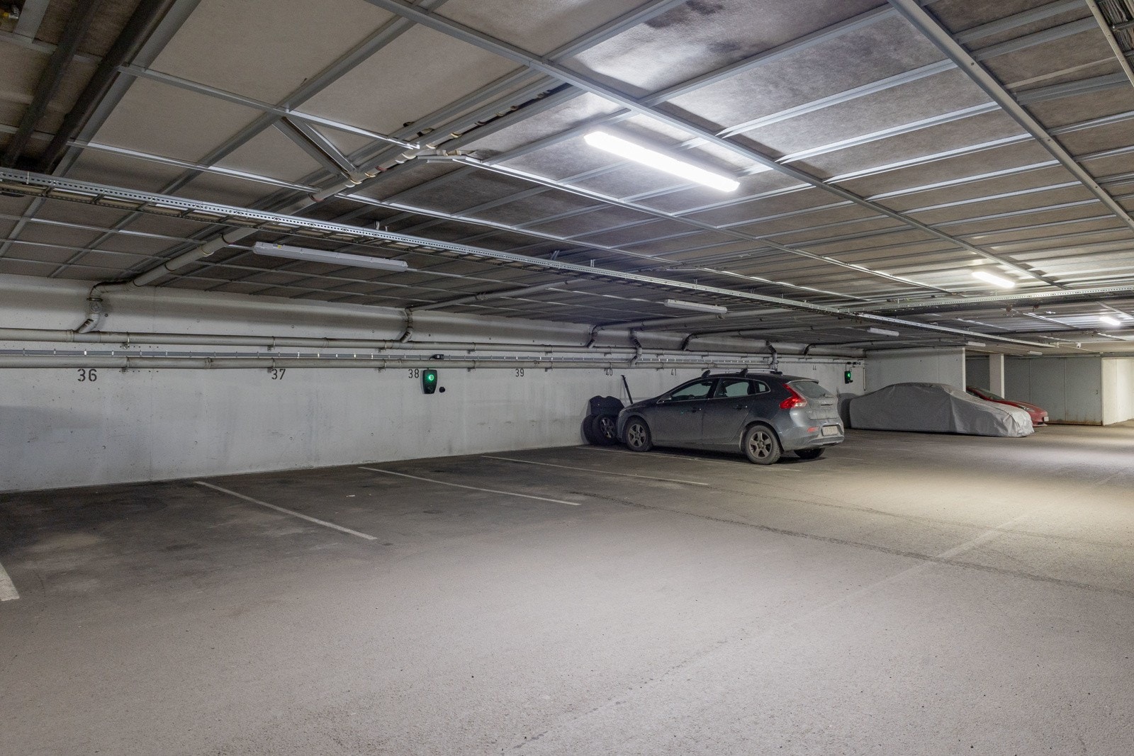 Det medfølger garasjeplass (nr. 40) i felles garasjeanlegg med heisadkomst. Det er mulig å montere elbillader ved behov Galleribilde
