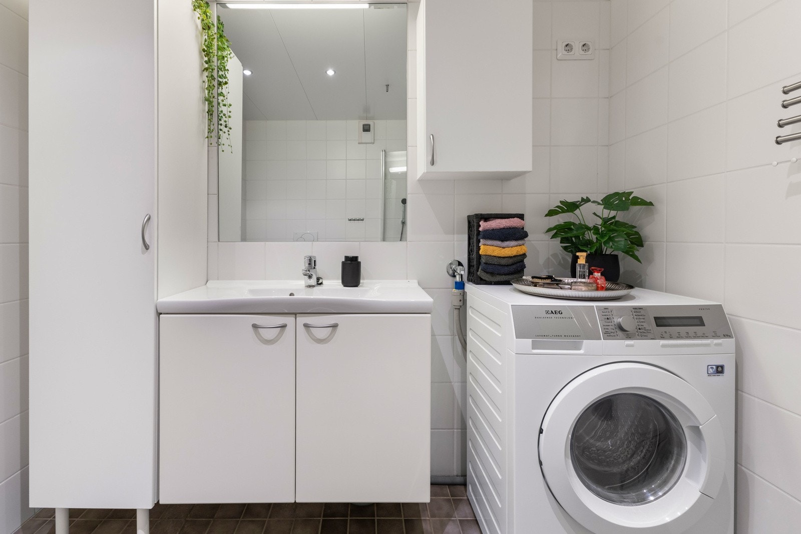 Opplegg til full størrelse vaskemaskin og plass til tørketrommel Galleribilde