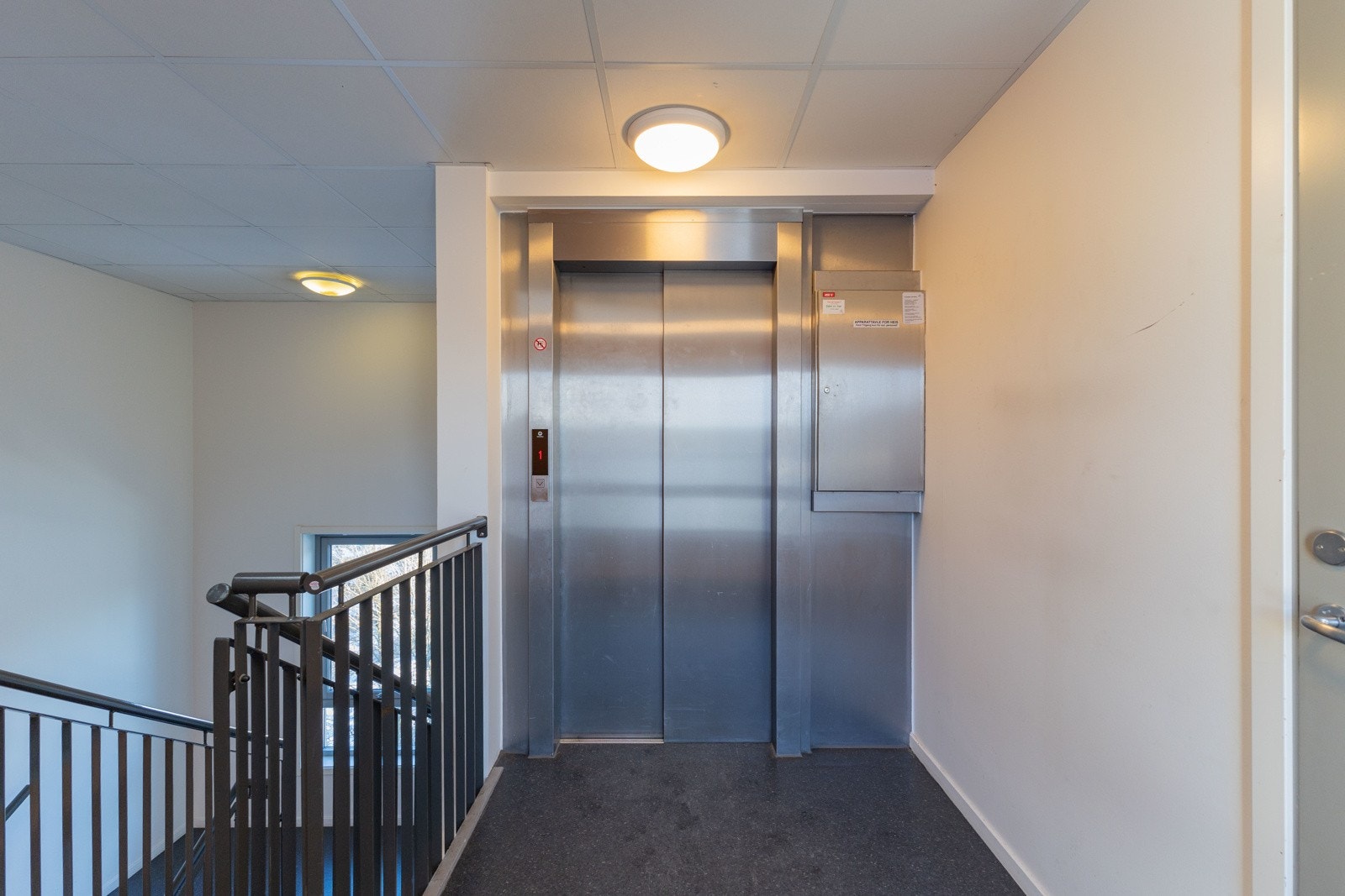 Enkel trappefri heisadkomst til leilighetsplan og garasjeplan Galleribilde