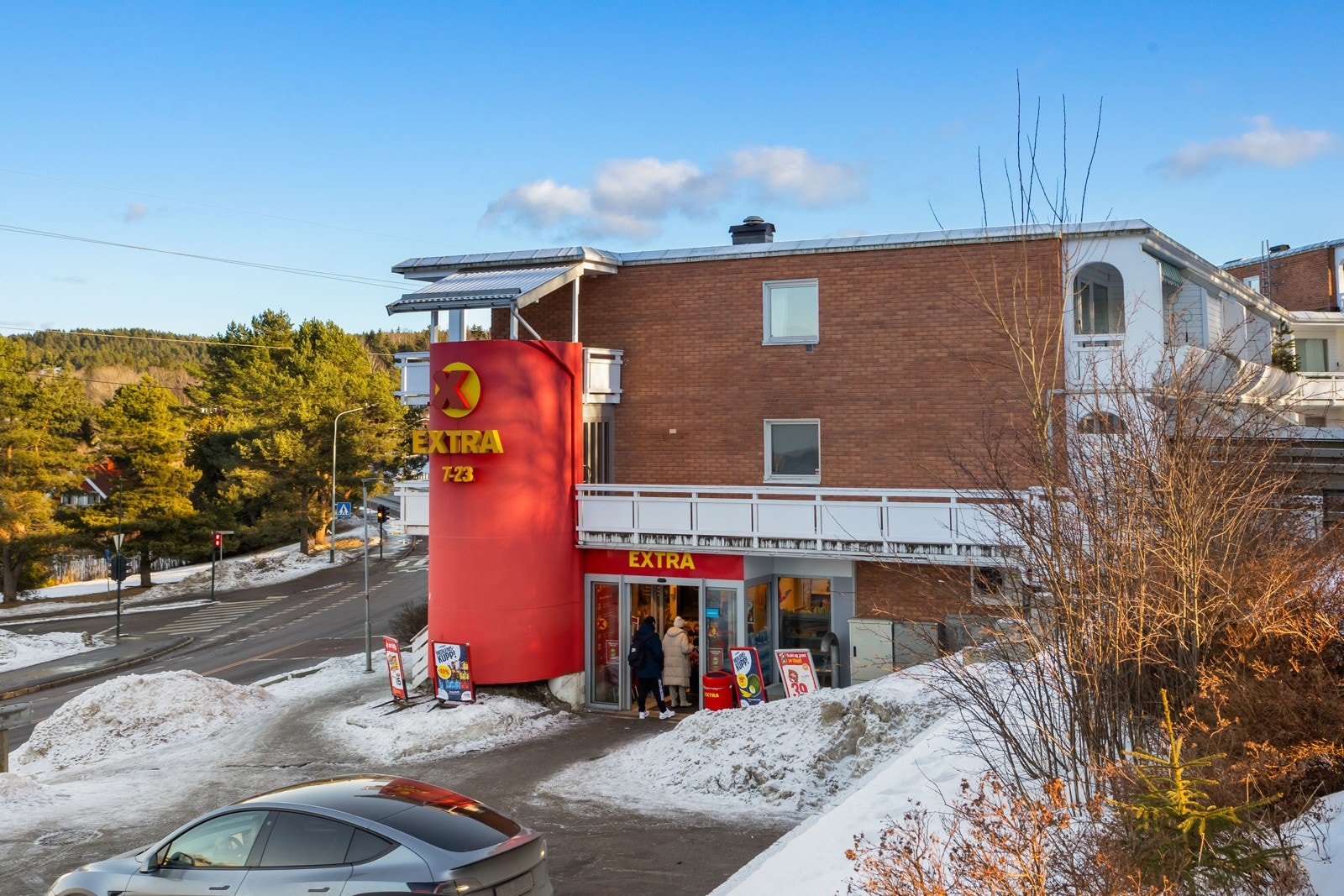 Kort vei til flere matbutikker hvorav Coop Extra i umiddelabr nærhet Galleribilde
