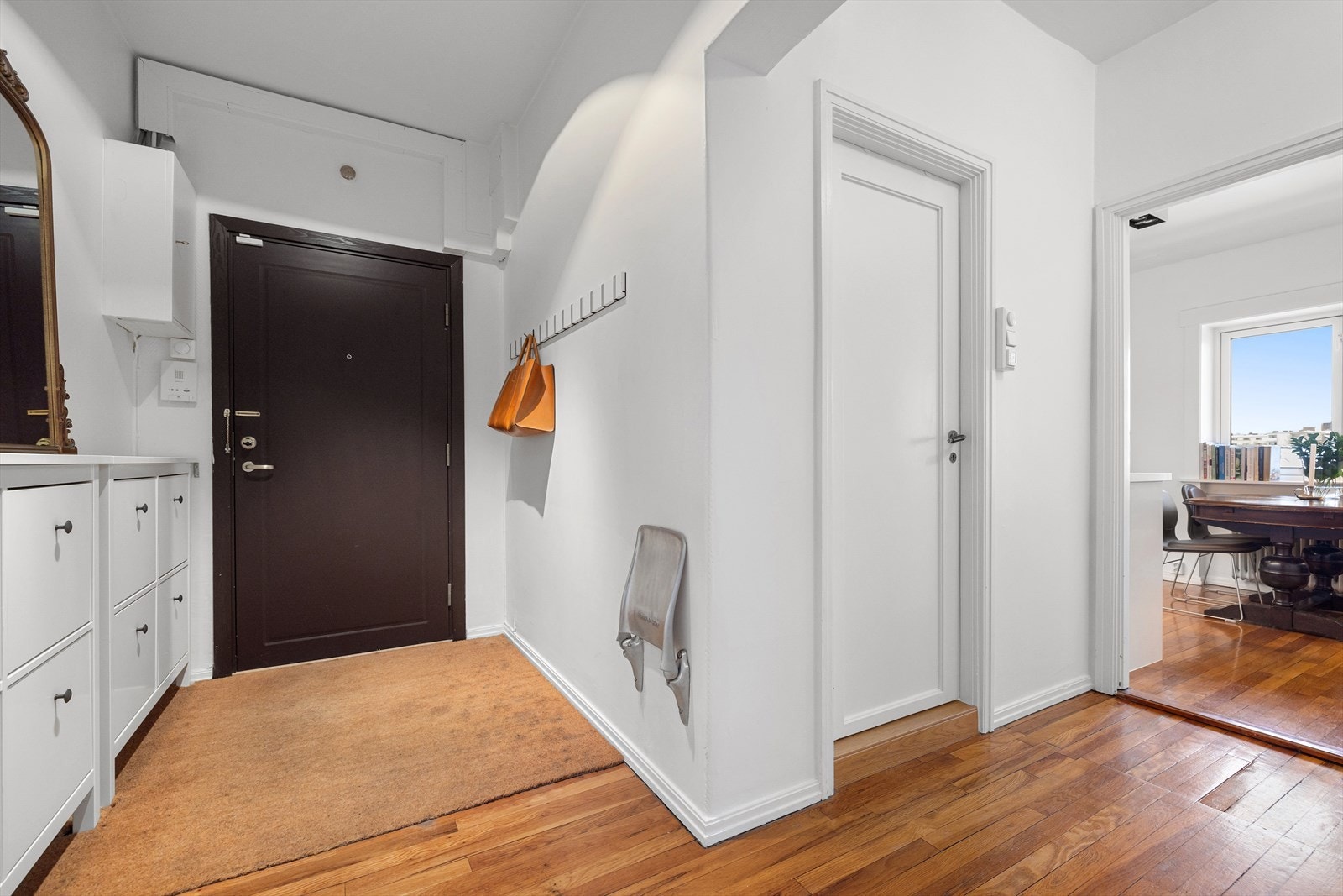 I gangen er det god plass til oppbevaring av sko og yttertøy i innebygd garderobeskap, skohyller og knagger. Galleribilde