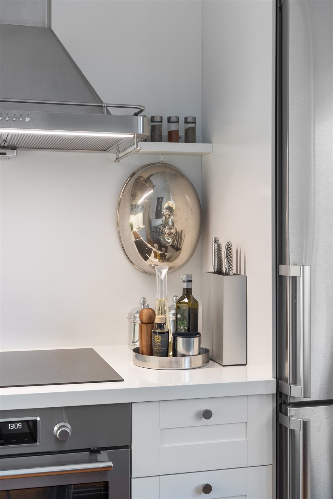 Over stekesonen er det kjøkkenventilator med kullfilter og komfyrvakt. Galleribilde