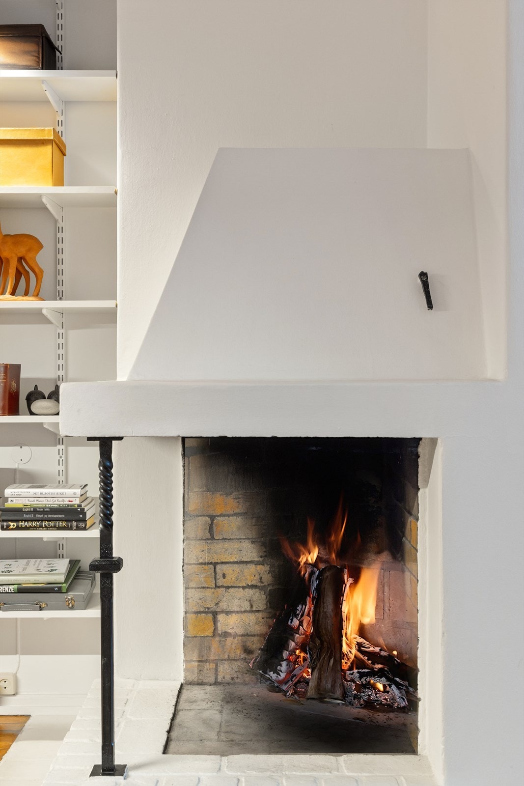 Koselig peis som sprer varme og hygge, perfekt for kalde vinterkvelder. Galleribilde