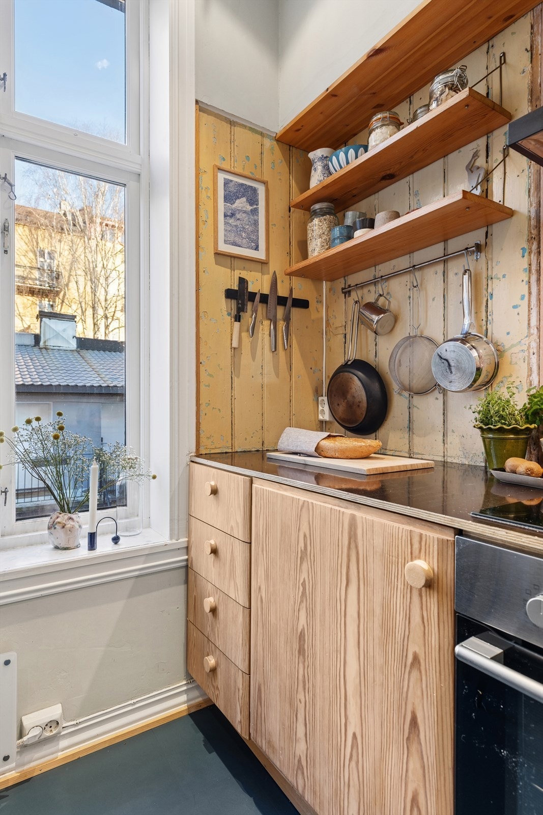 Kjøkkenet vender inn mot bakgården Galleribilde