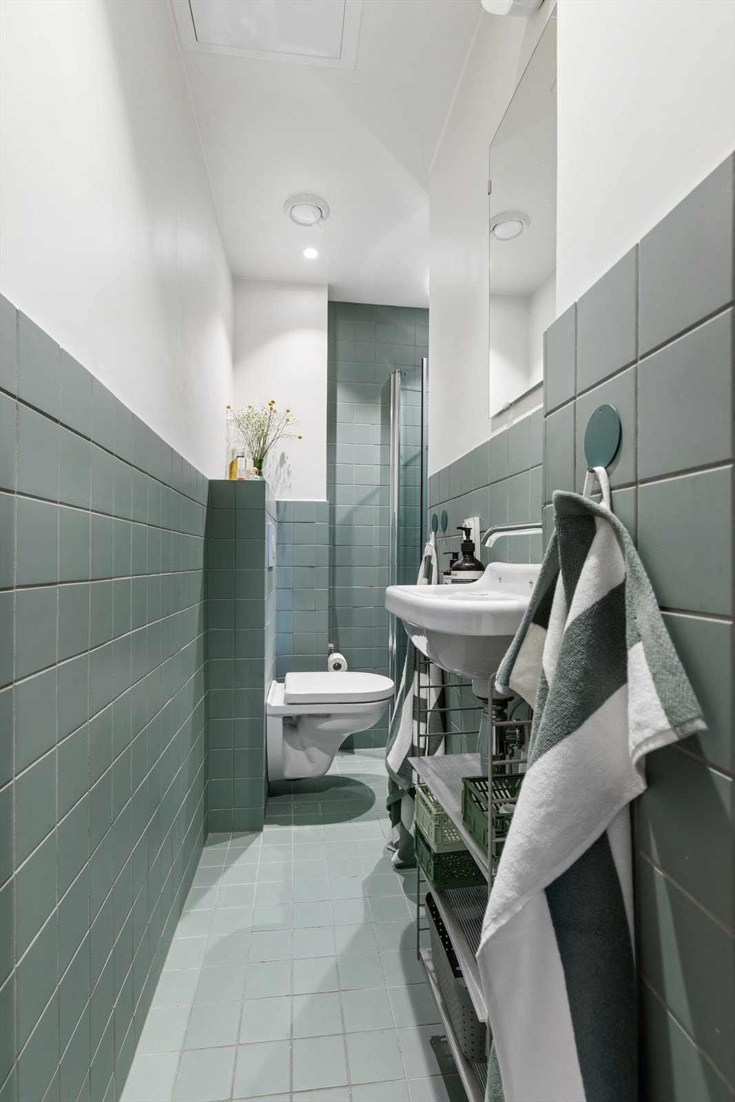 Delikat bad fra 2021 med franske keramiske gjennomfargede fliser. Galleribilde