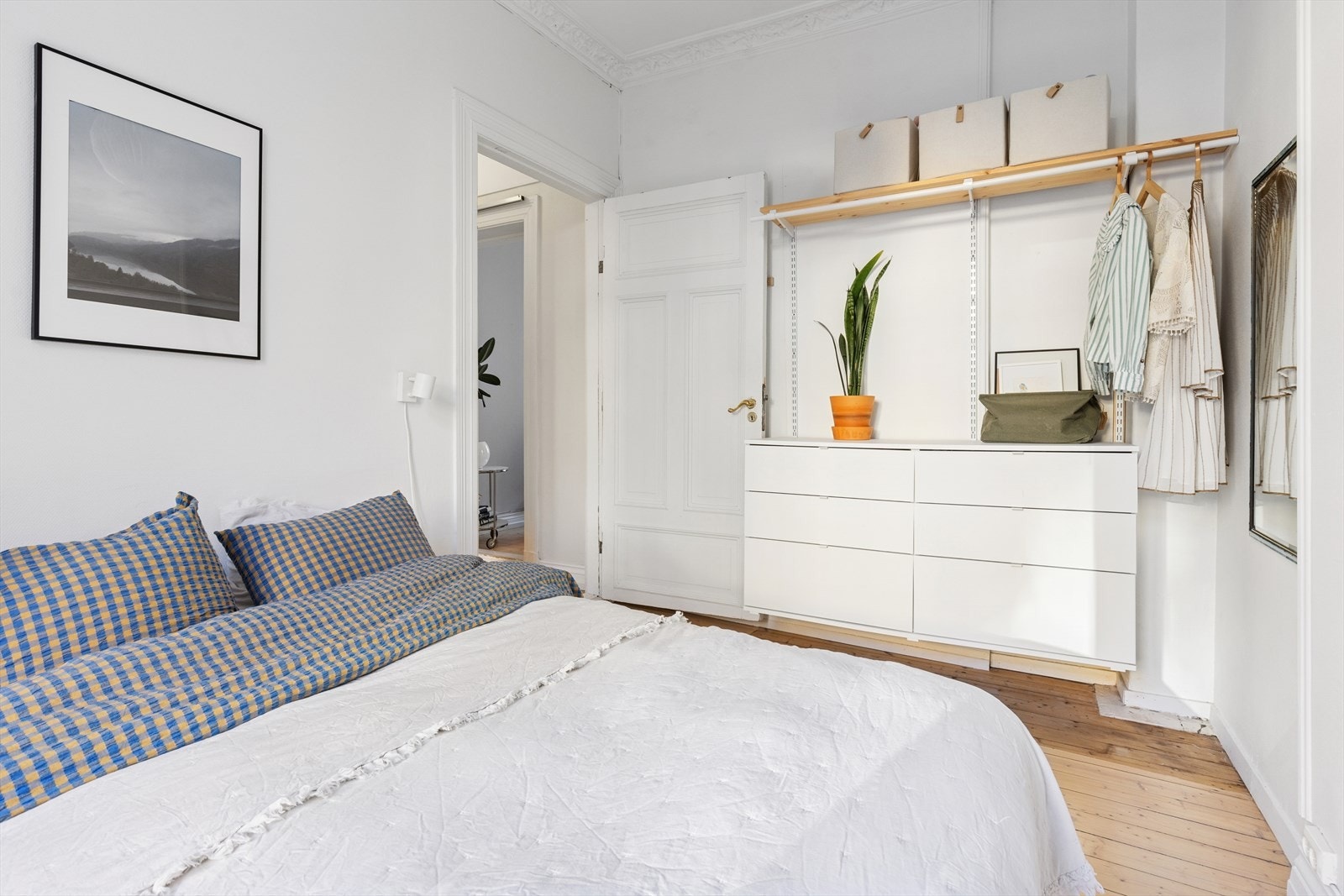 Soverommet har god plass til dobbeltseng og garderobeskap. Galleribilde