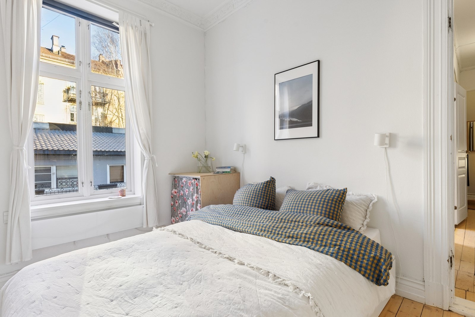 Det er installert opplegg for vaskemaskin på soverommet for å få bedre plass på badet. Galleribilde