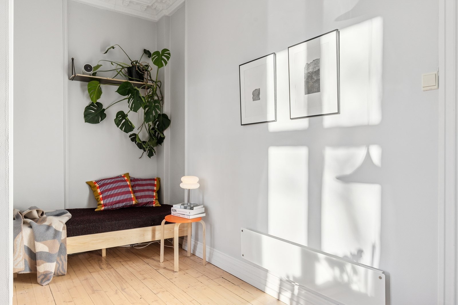 Stuen har takhøyde på ca. 3 m. Dype vinduskarmer og herlig urbant utsyn nedover Tøyenbekkveien. Galleribilde