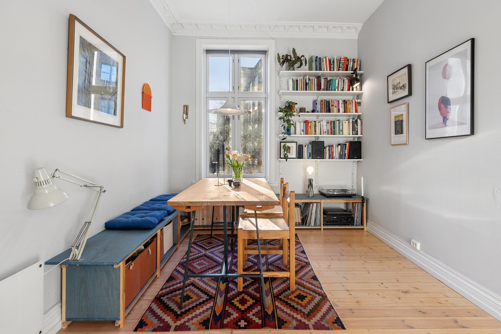 Stuen har flere møbleringsmuligheter. Den blå plassbygde benken var tidligere brukt som tv-benk. Galleribilde