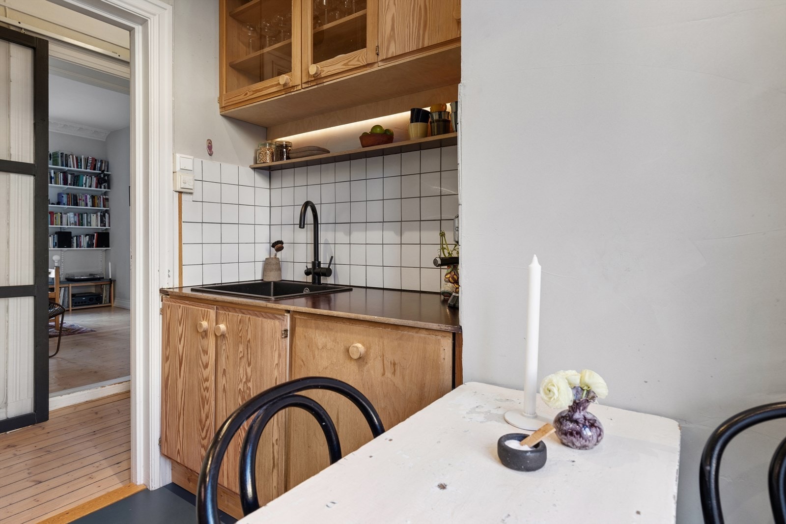 På kjøkkenet er det plass til spisebord Galleribilde