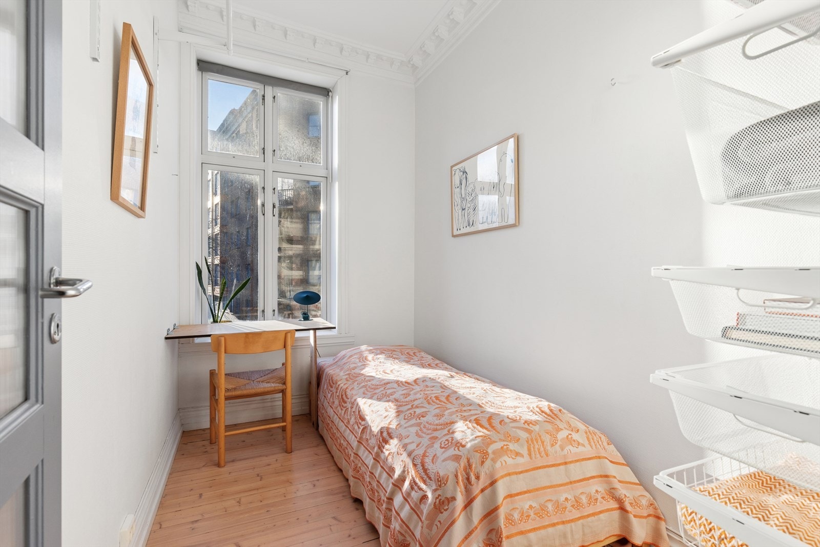 Utenfor vinduet er det et stort kastanjetre med vakker blomstring på våren. Galleribilde