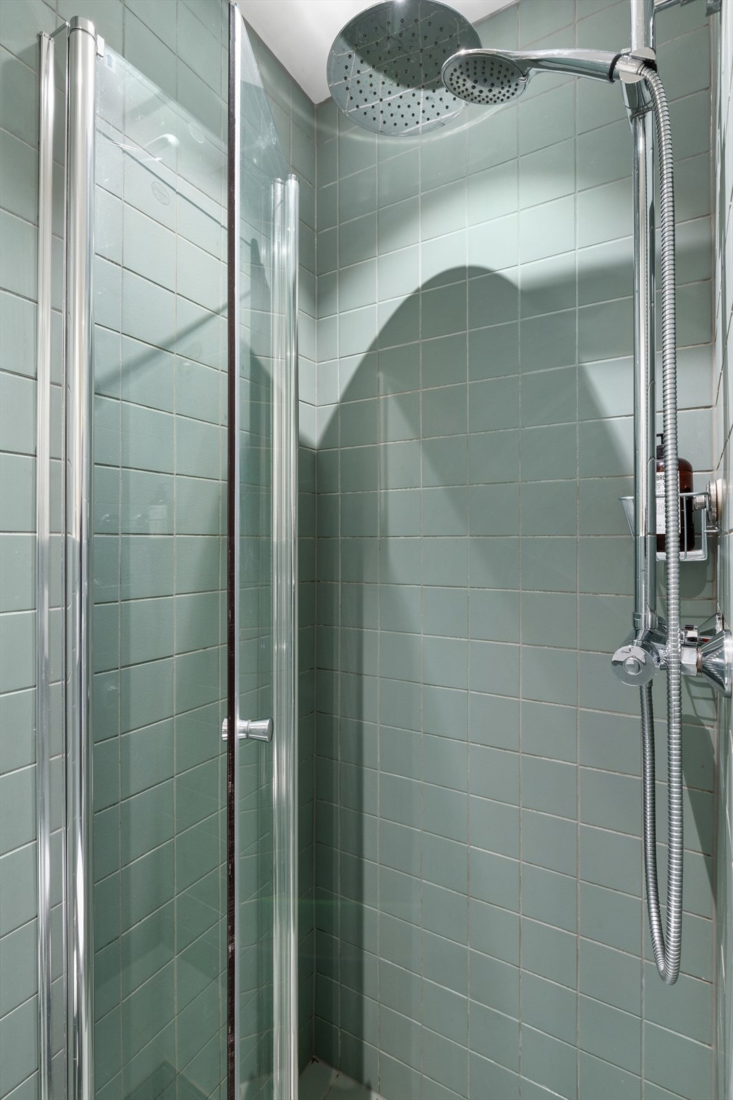 Dusjen har foldedører med herdet glass. Galleribilde