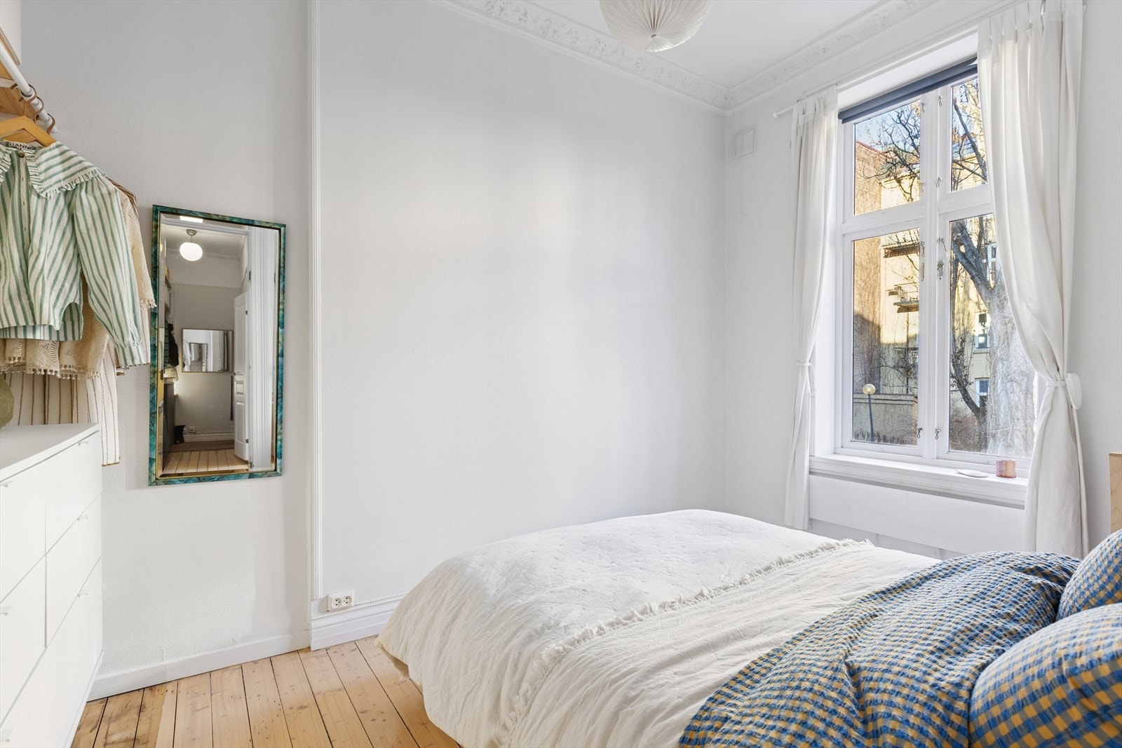 Soverommet vender inn mot rolig bakgård. Galleribilde