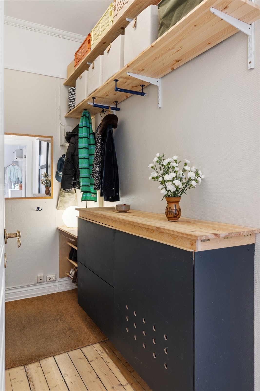 Deler av skapet i entréen skjuler en innebygget fryser. Galleribilde