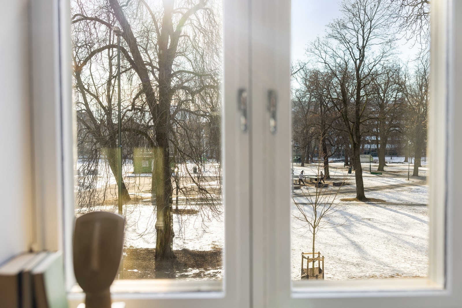 Flott utsikt mot Sofienbergparken fra stuen Galleribilde