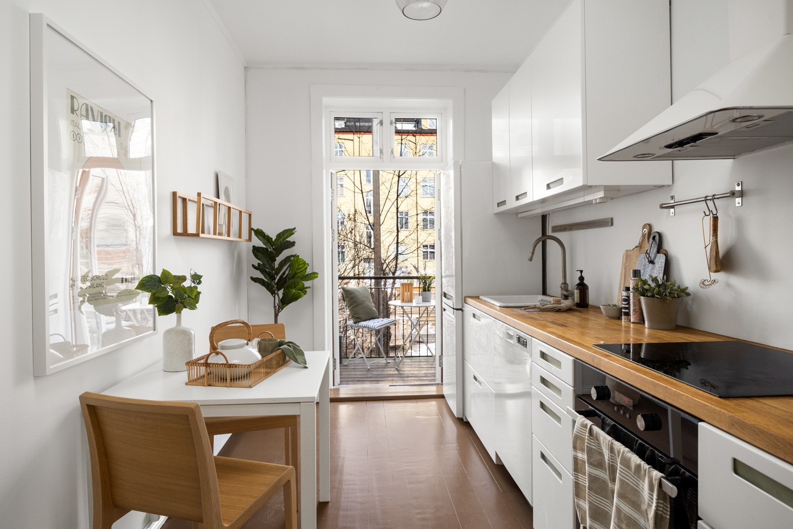 Separat kjøkken med utgang til romslig balkong på 6 kvm Galleribilde