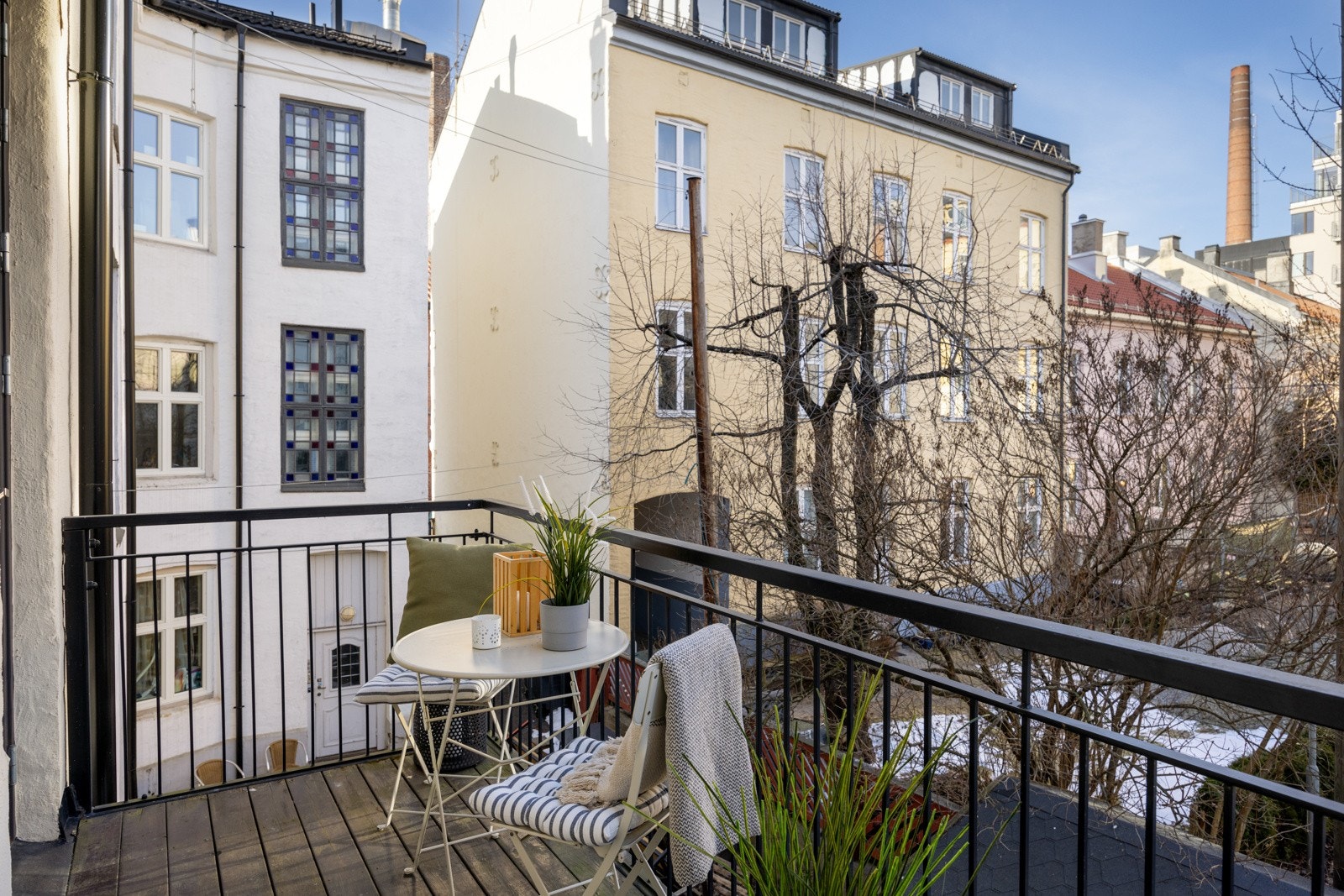 Romslig balkong på 6 kvm med god plass til ønsket utemøblement og grill Galleribilde