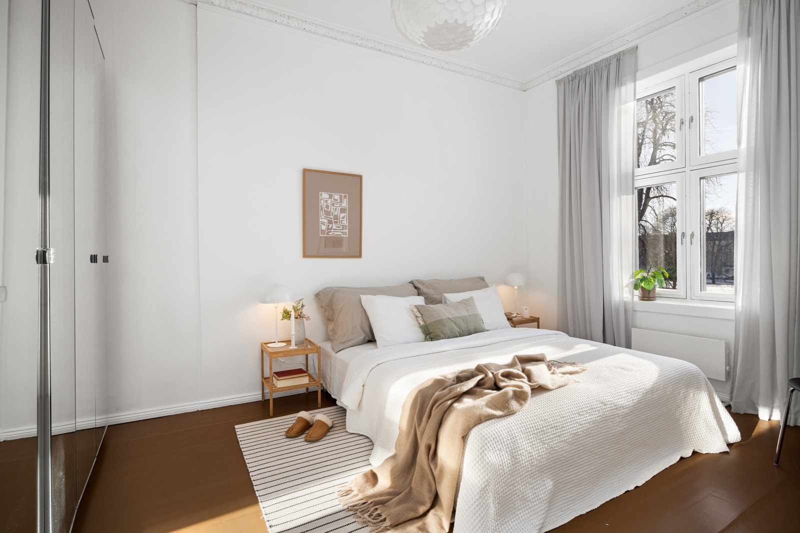 Romslig soverom med plass for dobbeltseng, nattbord og annet ønsket møblement Galleribilde